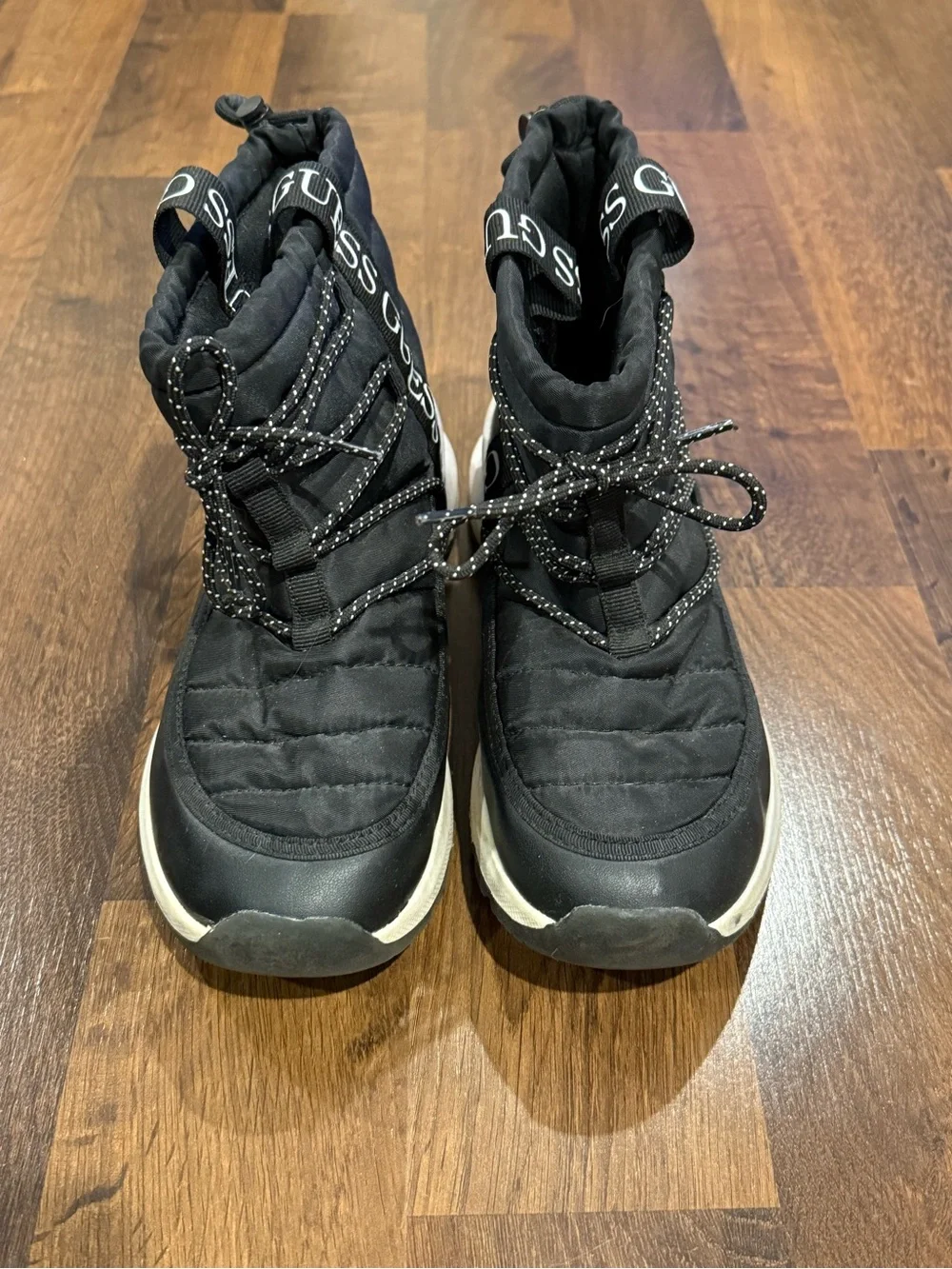 Guess women’s “chilly”
